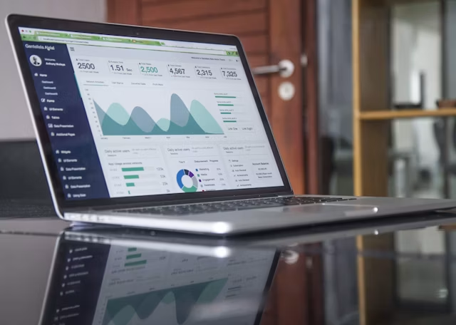 Notebook exibindo painel de ERP com gráficos e indicadores de gestão